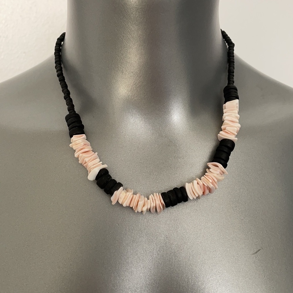 Shell and Black Stone Choker Necklace with a Barrel Clasp